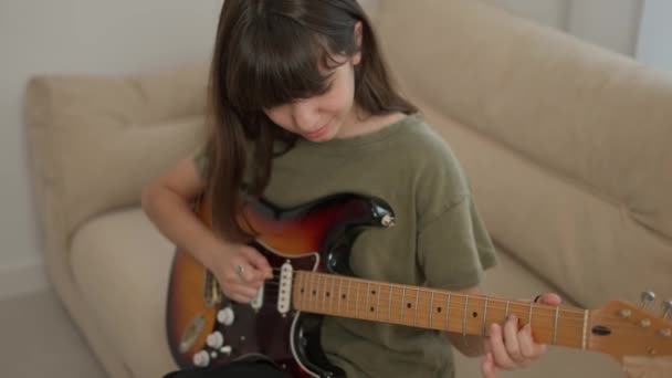 Genç kız gitar çalmayı öğreniyor. — Stok video