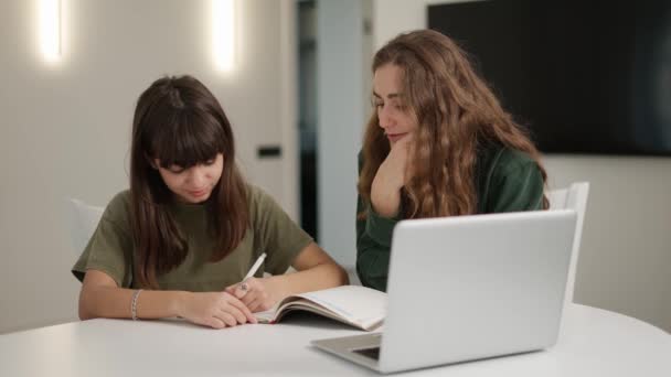 Adolescente estudante menina tem lição individual de jovem professora com laptop — Vídeo de Stock