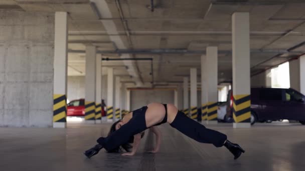 Baile sexy mujer realiza danza moderna, posando, twerking en zona de aparcamiento — Vídeos de Stock