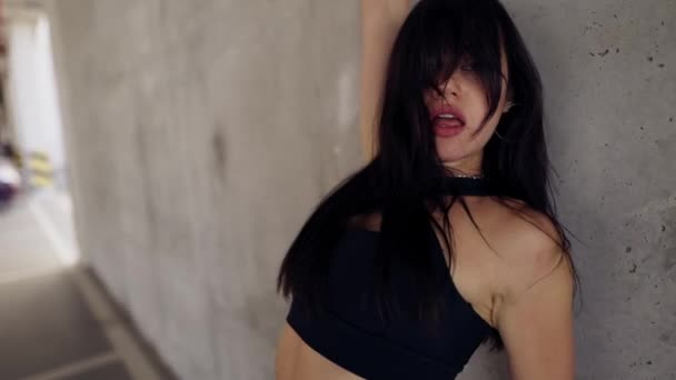 Tanzen sexy Frau führt Modern Dance, posiert, twerking in der Parkzone lehnt an der Wand — Stockvideo