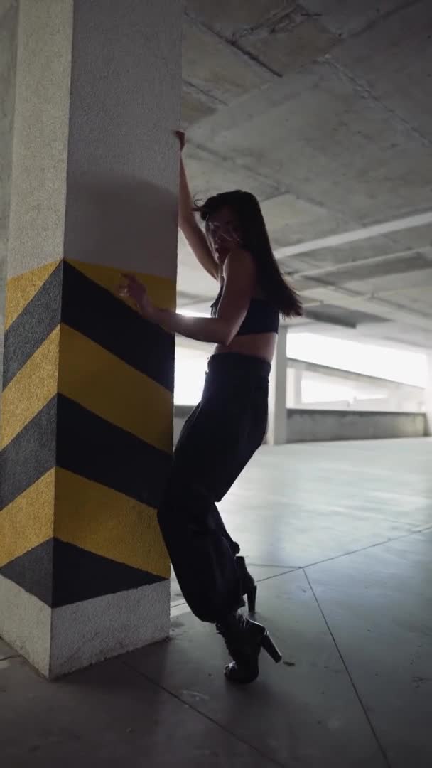 Mulher atraente executa dança moderna, posando na zona de estacionamento, câmera lenta — Vídeo de Stock