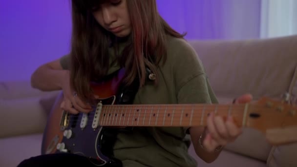 Genç kız gitar çalmayı öğreniyor, yakın plan. — Stok video