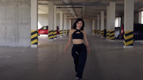 Mulher dança executa dança moderna, posando, movimentos lentos na zona de estacionamento — Vídeo de Stock