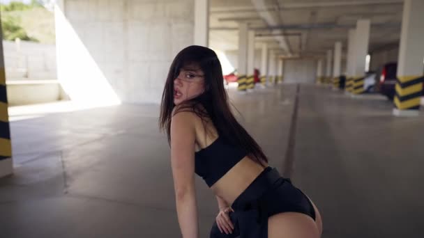 Tanzen sexy Frau führt Modern Dance, posiert, twerking in der Parkzone. Nahaufnahme — Stockvideo