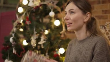Sarışın kadın Noel hediyesi kutusunu sallıyor tahmin et içinde ne var, yakın plan