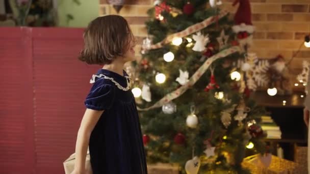 Menina surpreendente mãe com um presente de Natal — Vídeo de Stock
