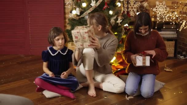 Mãe dando suas filhas seus presentes de Natal — Vídeo de Stock