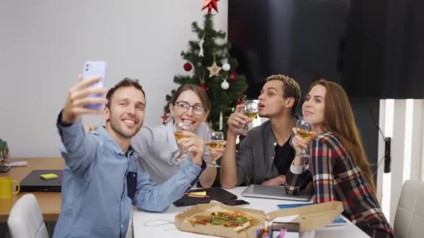 Podnikatelé pijí šampaňské a fotí selfie v kanceláři — Stock video