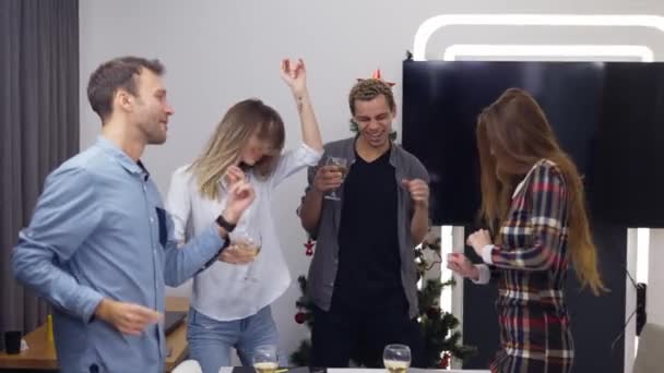 Bunte Gruppe fröhlicher Geschäftsleute feiert und tanzt im Büro — Stockvideo