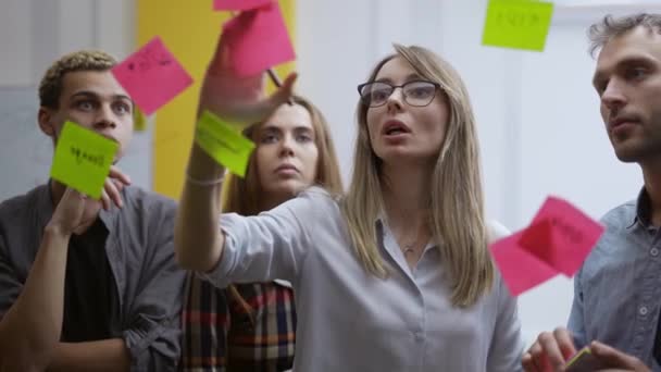 Diverso grupo de trabajadores de oficina de finanzas que tienen formación corporativa y el uso de la pared de vidrio — Vídeos de Stock