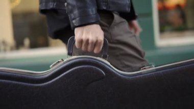 Şehirde Gitar Taşıyan Adam