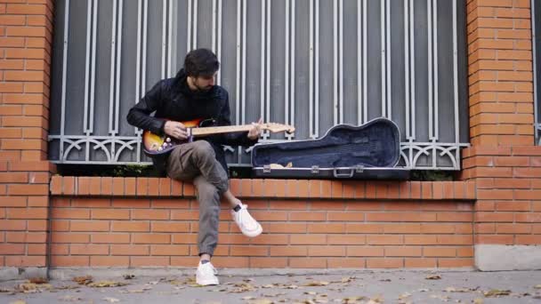 男はギターの屋外で遊んでいる — ストック動画