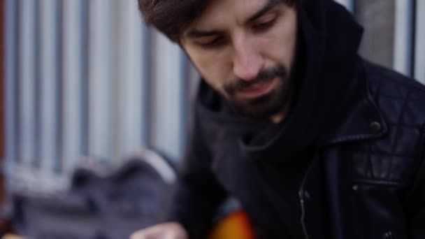 男はピック屋外でギターを演奏 — ストック動画