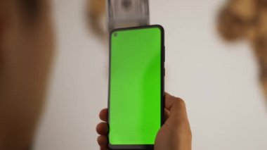 Para yeşil ekranlı telefondan uçuyor.
