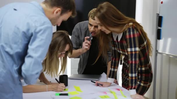 Jovens e jovens brainstorming, escrevendo, compartilhando ideias no escritório — Vídeo de Stock