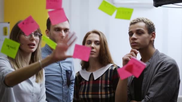 Kolegové brainstorming stojící vedle skleněné zdi, podat vysvětlení — Stock video