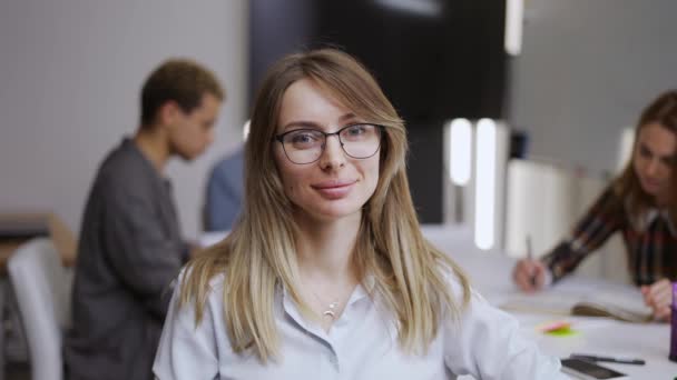 Mosolygó kaukázusi lány gyakornok áll a modern iroda coworking tér — Stock videók
