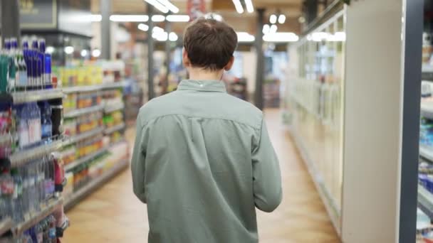Férfi a szupermarketben pozitív táncok egy üres élelmiszerboltban — Stock videók