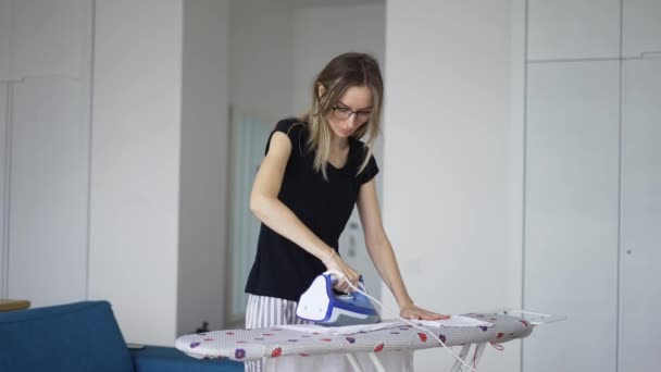 Žena žehlící prádlo doma na palubě — Stock video