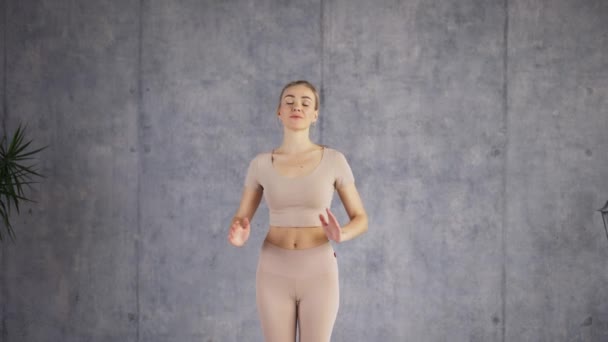 Slow motion portret van een aantrekkelijke vrouwelijke coach yoga maakt Namaste gebaar door handen — Stockvideo