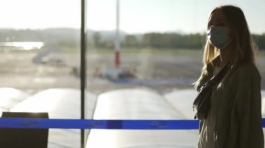 Havaalanı terminalinde yürüyen mavi yüzlü gezginin yavaş çekimi.