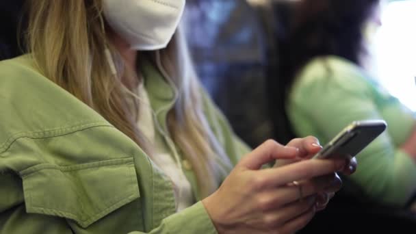 Donna viaggiare turista in respiratore bianco utilizzando cellulare all'aereo, primo piano — Video Stock