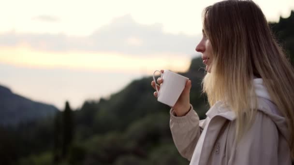Blondýny žena obdivující pohled na hory usrkává drink — Stock video