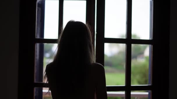 Mujer abriendo cortinas en la habitación que sale en el balcón — Vídeos de Stock