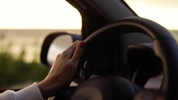 Donna con manicure nuda alla guida di una macchina lungo la costa — Video Stock