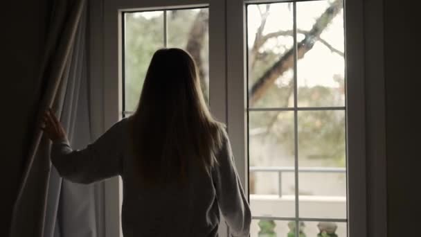 Frau öffnet Vorhänge im Hotelzimmer, geht auf den Balkon, Zeitlupe — Stockvideo