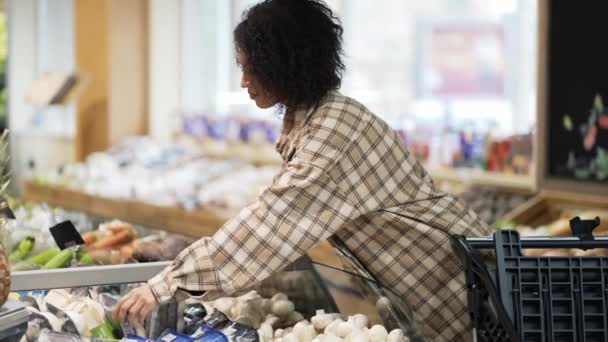 Afroameričanky stylová žena výběr balené zeleniny v supermarketu — Stock video