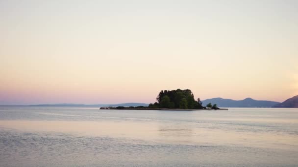Самотній скелястий острів серед відкритого моря або океану — стокове відео