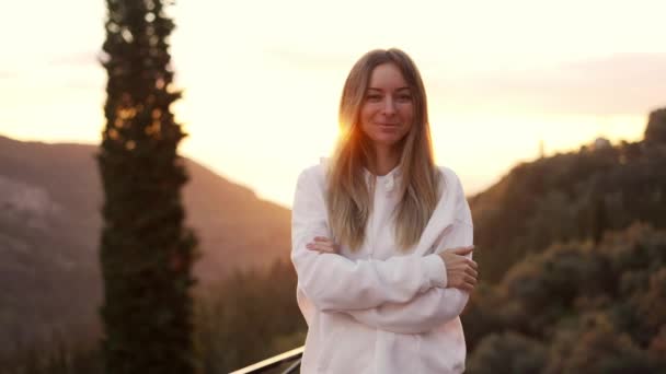 Retrato de una mujer rubia disfrutando de las montañas en bengalas de lentes — Vídeos de Stock