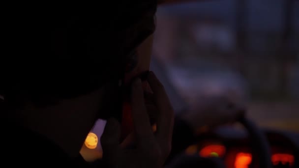 Un homme parlant par téléphone pendant la conduite la nuit ville — Video
