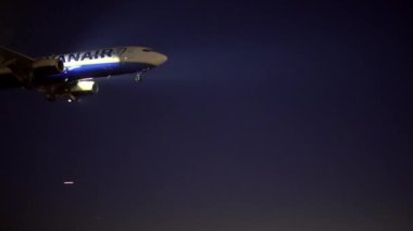 KERKYRA, GREECE - 28 Ekim 2021: Gece denizi, ışıklar ve karanlık üzerine inen yolcu uçağının görüntülerini kapat