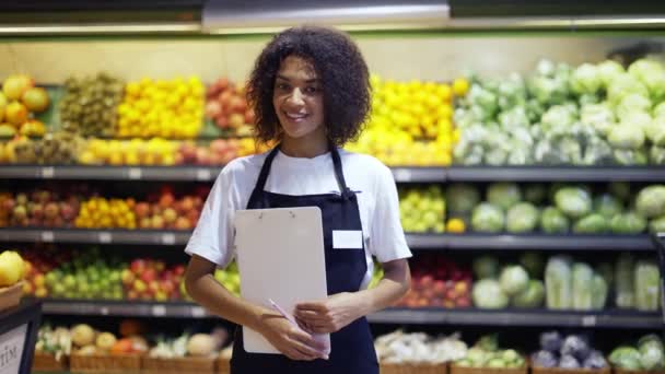Retrato del personal femenino afroamericano de pie con la tableta en el supermercado y sonriendo — Vídeos de Stock