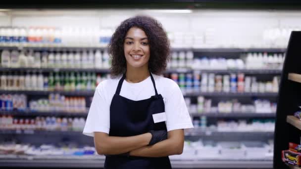 Fiatal afro-amerikai nő az élelmiszerboltban. Üzleti koncepció — Stock videók