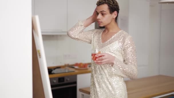 Killen klädd i en vit klänning kammade håret, tittar på spegeln — Stockvideo