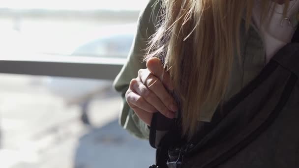 Detailní záběr nerozpoznatelné ženy s batohem na letištním terminálu — Stock video