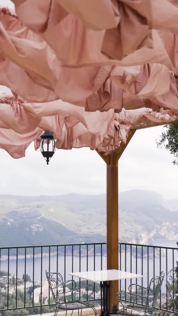 Cortinas de dosel soplando en el viento con terraza de madera y vegetación vista a la montaña exterior — Vídeo de stock