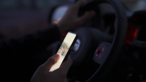 Homme méconnaissable défilant illégalement sur son téléphone portable pendant la conduite la nuit — Video