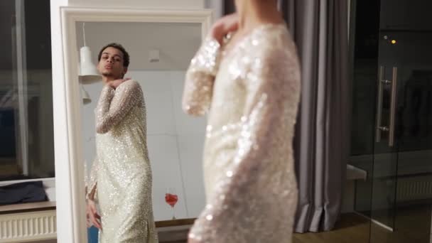 Sinnlicher Mann im Kleid bewundert sich selbst vor dem Spiegel, Zeitlupe — Stockvideo