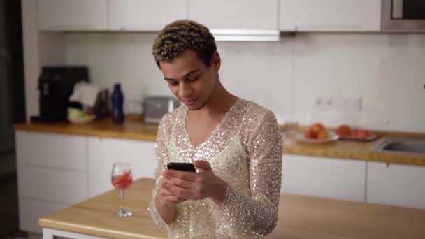 Veselý chlap v luxusních šatech pomocí mobilního telefonu doma kuchyně — Stock video