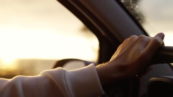 Nahaufnahme einer Frau mit nackter Maniküre beim Autofahren an der Küste — Stockvideo