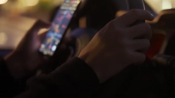 Чоловік дивиться карту на свій мобільний телефон під час їзди вночі — стокове відео