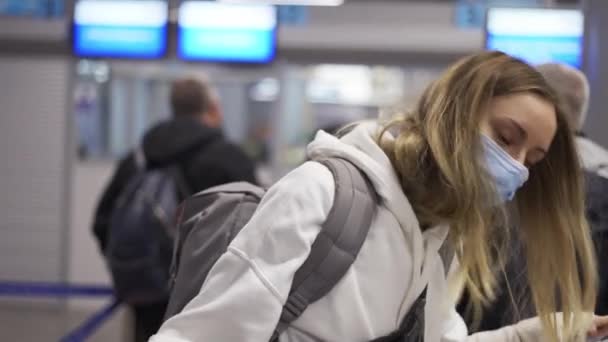 젊은 여자는 공항에서 타고 다른 나라로 여행하는 것을 기뻐하고 있다 — 비디오