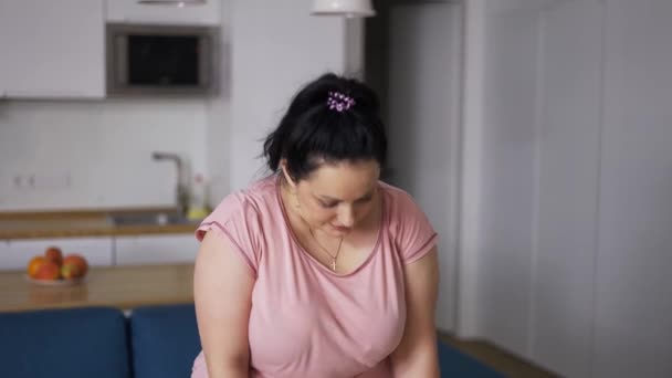 Jovem atraente plus size mulher treino em casa — Vídeo de Stock