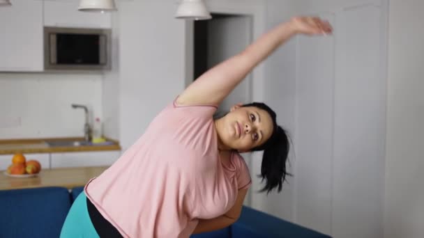 Mulher sorridente em sportswear exercício para perder peso, fazendo curvas laterais — Vídeo de Stock