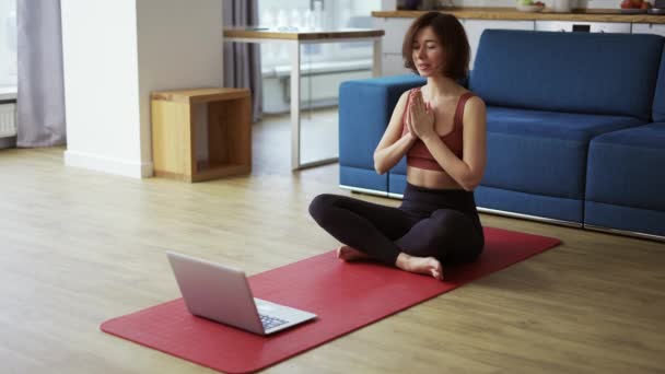 Treinador de fitness ensinando ioga on-line, cumprimentando o grupo — Vídeo de Stock