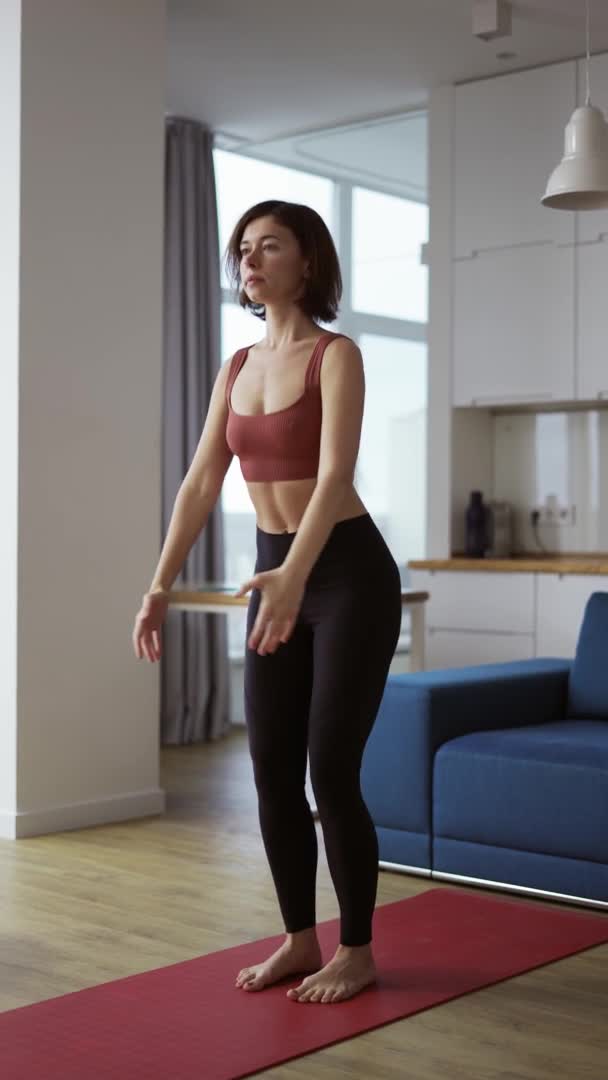 Athletisch fittes Mädchen macht Kniebeugen-Übungen — Stockvideo